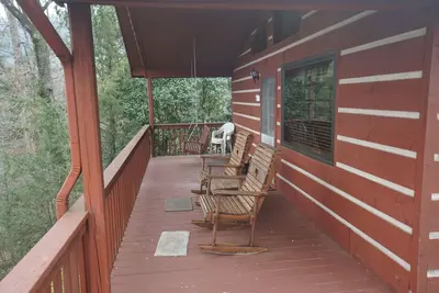 Image de Snuggled-In \"A little cabin in the trees\"