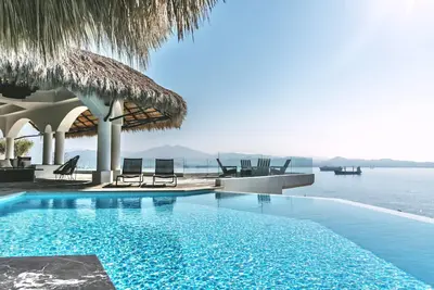 Image de Fully staffed, luxurious 7, 000 sq. ft oceanfront villa, with infinity edge pool