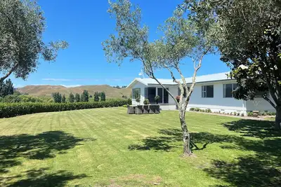 Image de Private setting with vineyard outlook yet only moments from the Village.