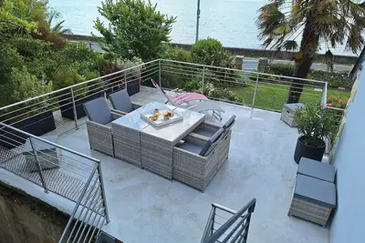 Image de Face à l'île Tatihou! Vous serez les pieds dans l'eau et fascinés par la vue mer