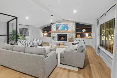 Image de Luxury Lake House - Protected Cove on Inks Lake! !