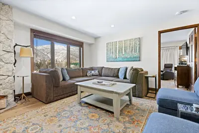 Image de Perfectly Located 2 Minute Walk Lift Downtown Avon