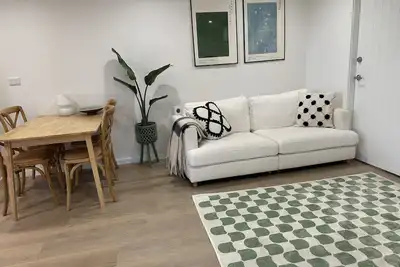 Image de Stylish and central 2 Bedroom Granny Flat walk to beach and cafes