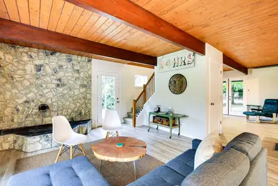 Image de Modern Oregon Getaway w/ Fireplace, Yard & Deck