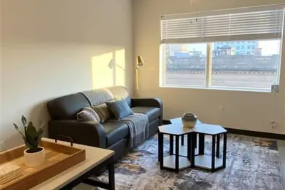 Image de Modern Elegance: 3br Condo in Lincoln