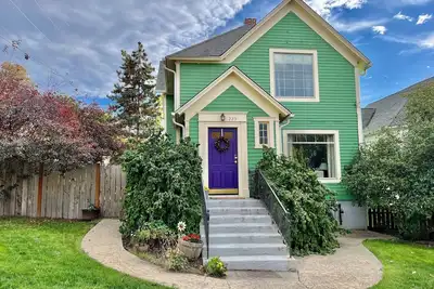 Image de Downtown Historic Home. One block to downtown, cozy gathering place!