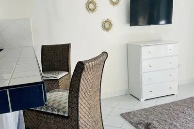 Image de Nice and cozy ocean front studio with private terrace. Short walk to beaches.