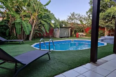 Image de Logement entier, équipé d'une piscine, piscine à bulles, privée