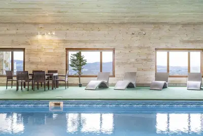 Image de Private Indoor Heated Pool + Hot Tub + Fire Pit + Pond, on 35 Acres - sleeps 20