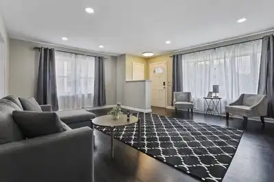 Image de Charming Retreat in the Heart of Des Plaines by RedAwning