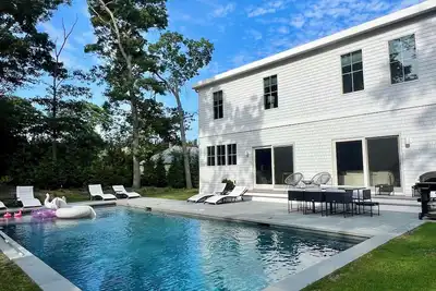 Image de Chic Southampton Getaway w/Heated Pool. Minutes away from village & beach.