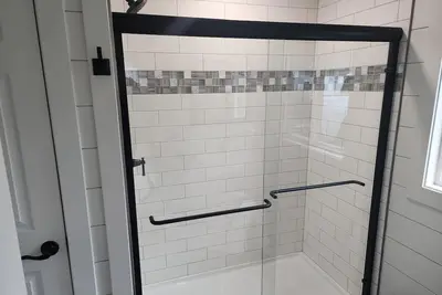 Image de Enjoy a freshly remodeled cottage with a large beach and plenty of parking.