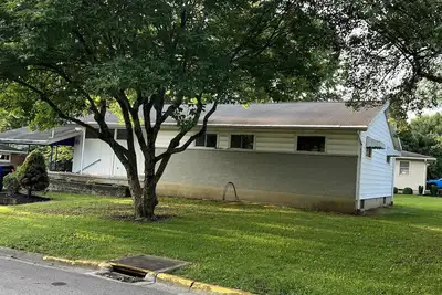 Image de Spacious three bedroom home located 5 minutes from Wec