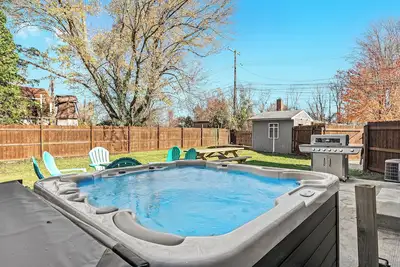 Image de New! Warm & Cozy 3br w/ Hot Tub, Firepit & Bbq!