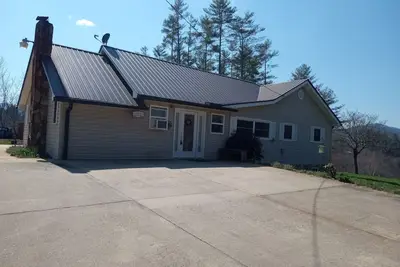Image de Brand New Listing! 3br/2ba Country Farmhouse Overlooking Little Tennessee River