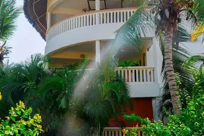 Image de Fully furnished 2 bedroom that is 5 minutes walk to the beach