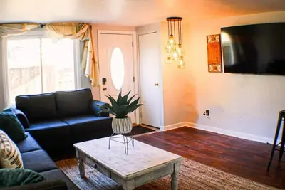 Image de California Ave Quarters | Newly Renovated 2br Home