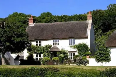 Spacious Thatched Cottage in Lulworth Cove, Dorset. Sleeps 10. 5 min walk to sea