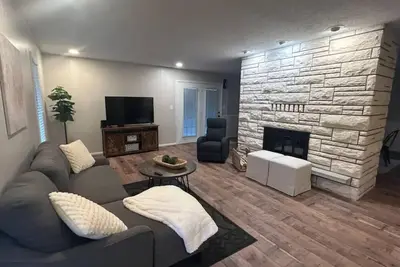 Image de Home with a park view gives you country living in the heart of Marshfield