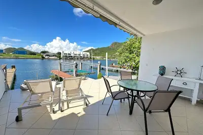 Image de Charming Waterfront Villa with Dock