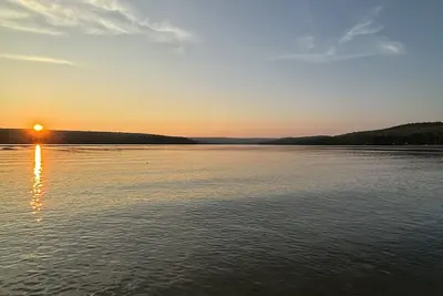 Image de 4 season Lakehouse on Papineau. Modern vibe, Hot Tub + expansive lake views\n