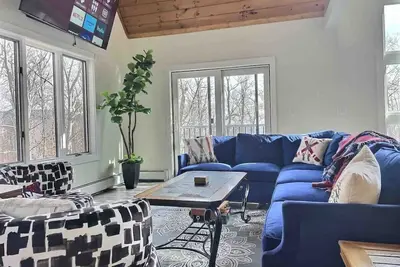 Image de BruinsDen- Hot Tub, Fooseball, Mountain Views