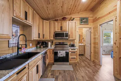 Image de hot tub, game room, Shenandoah National Park and Massanutten Resort close by