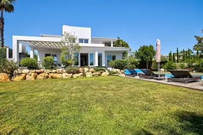 Image de Villa Gondor Modern Villa With Contemporary Design.