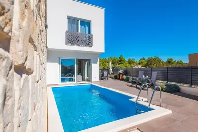 Image de Moderne Villa in Meeresnähe mit Privatem Pool für Familien mit Haustieren