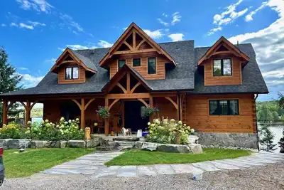Image de One of a Kind Timber Framed Waterfront Escape w/ Hot Tub!