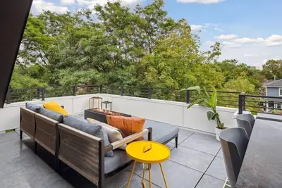 Image de Near 2 Lakes! Roof Deck! Walk to Restaurants!