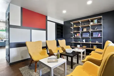 Image de Retro 5 Bedroom Retreat 15 minutes from Dt with Hot tub and Arcade!