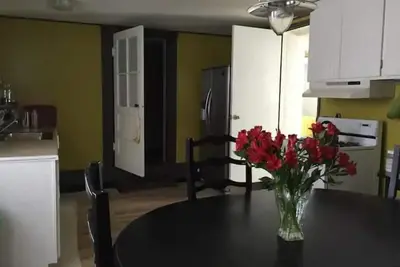 Image de Spacious 1906 Victorian in-law apartment