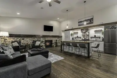 Image de Upscale boutique lodge suite in the of heart of beautiful Grand Traverse County!