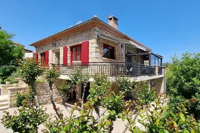 Image de ''La Jolie Maison de Banne'' 4 ⭐, 3 chambres, piscine privée chauffée, 🛜, calme