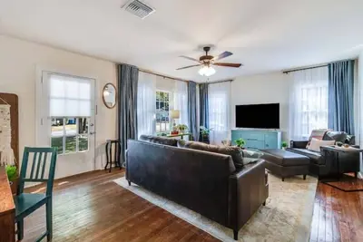 Image de Cute Cottage near University and Downtown with Parking & Laundry