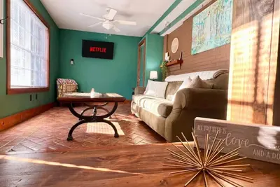 Image de Dt 13 min~ 1 mi to Uncw~ Pets ok~ Yard~ Private