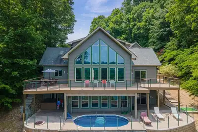 Image de Lakefront home w/pool & hot tub