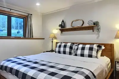 Image de CozyDen - Ac, Grill, Bike to Mountain, Porch!