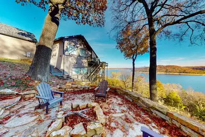 Image de Lakefront dog-friendly home with new private hot tub, decks, & firepit