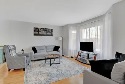 Image de Premier 3-Bed Hideaway | Heart of Grande Prairie