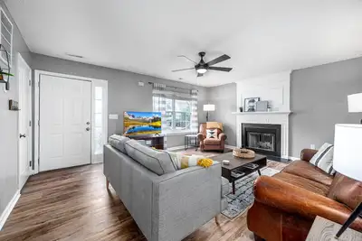 Image de Cute, Cozy, Comfy pet friendly 4 Bedroom with Fenced yard! \n