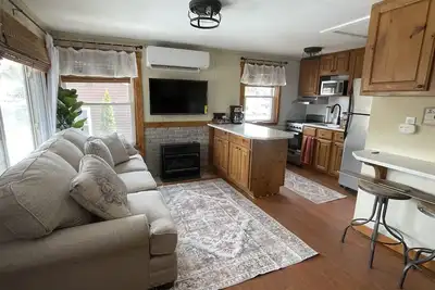Image de Paugus Bay Cottage waterfront cottage on private island! Walk to Paugus Bay Pub!