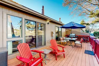 Image de Sunlit dog-friendly home with central Ac, deck, & fireplace - near golf & trails