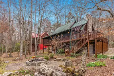 Image de Waterfront retreat with a deck, grill, fireplace, board games, W/D, & central Ac