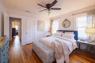 Image de Warm 2 Bedroom Bungalow with 2 Living Rooms and a Grand Piano!