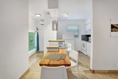 Image de Waves Beach Town Studio Apartment For 4