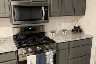 Image de Wilkie Way is newly remodeled, with a modern\/urban decor.