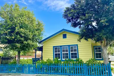 Image de 2 Bed/1 Bath Historic Cottage Near the Beach w/ Pool-Bikes-WiFi-Cute & Cozy!