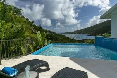 Image de On A Whim - 2 Br/3ba Cozy Island House with Infinity Pool and View of Coral Bay!